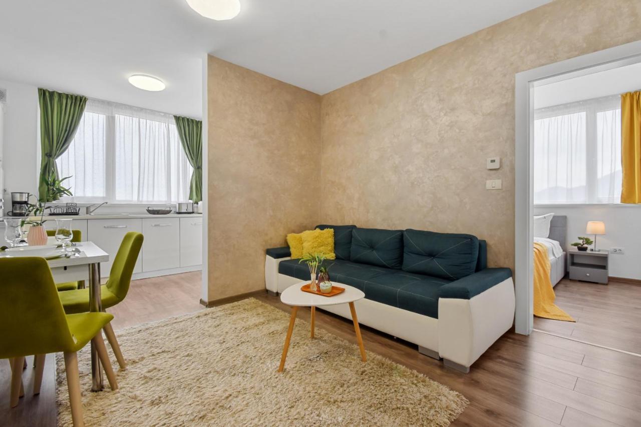 Appartamento Modern In New Building With Panoramic View Braşov Esterno foto