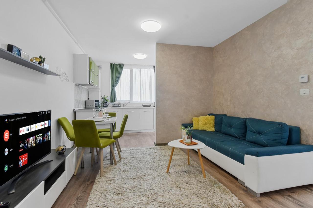 Appartamento Modern In New Building With Panoramic View Braşov Esterno foto