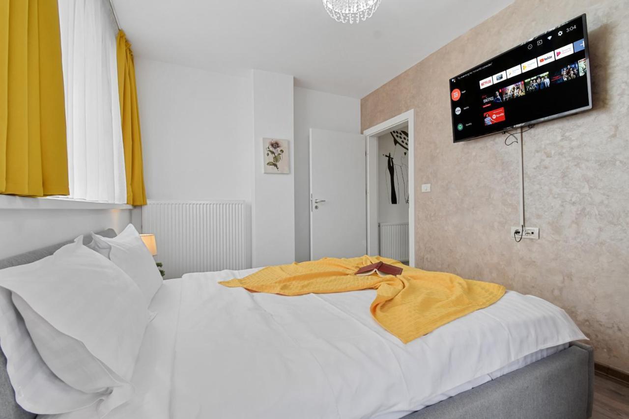 Appartamento Modern In New Building With Panoramic View Braşov Esterno foto